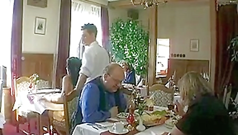 Il baise sa femme avec le serveur en plaint restaurant