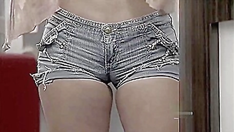 LATINA WITH TIGHT SHORTS SHOWING BEAUTIFUL CAMELTOE [SUPERcut]