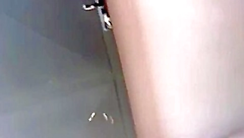Vendedora gatinha olhando meu volume gostou de ver bulge