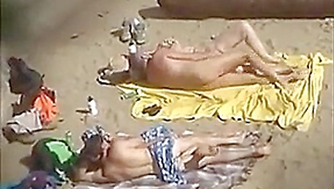 Dos parejas en la playa