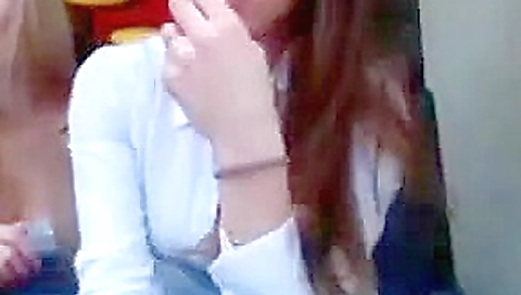 Desnudansode en publico por webcam 1