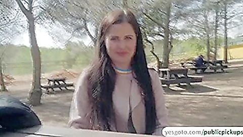 Cassie Right wraps lips around a strangers cock for cash
