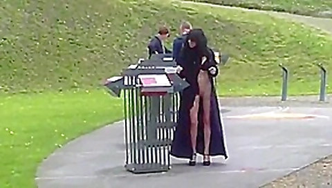ELLE SE MASTURBE DEVANT DES
