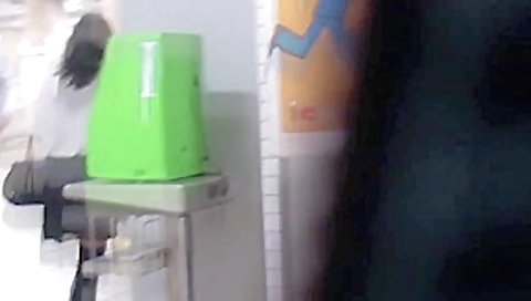 Japanese ho pisses on cam