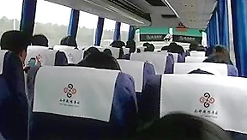 Japanese bus tour with self satisfaction